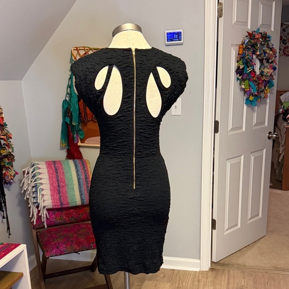 Elegant Black Sleeveless Dress - Picture 3 of 7